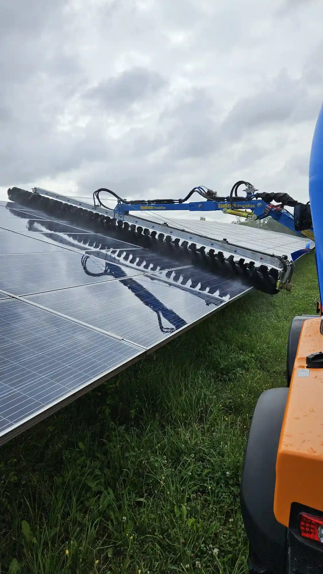 Verschmutzte PV-Module im Bereich Freiflächenanlagen vor der professionellen Reinigung